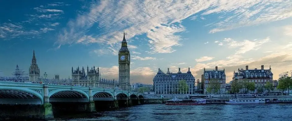 a picture of london landscape with the big ben in the background