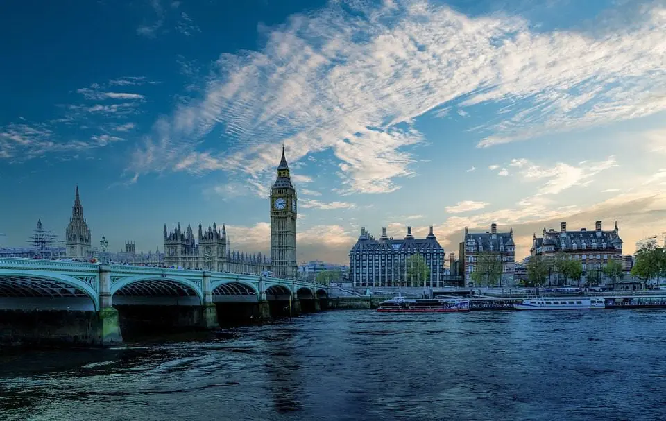 a picture of london landscape with the big ben in the background