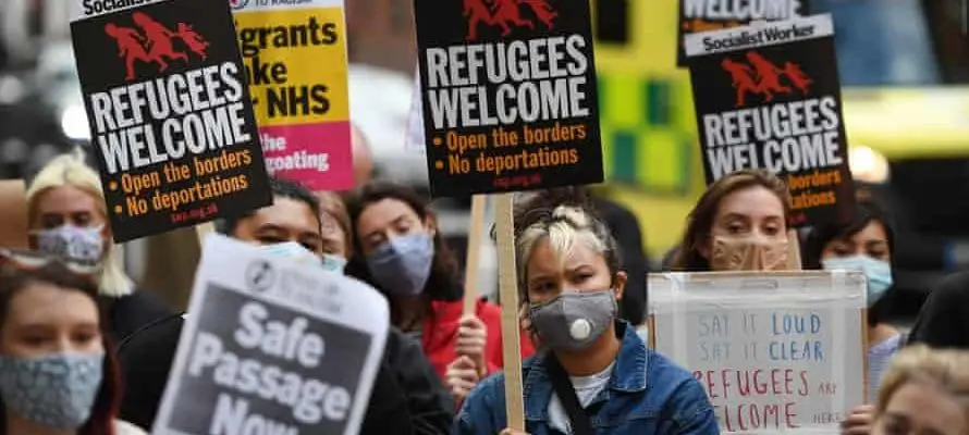 protesters around refugees