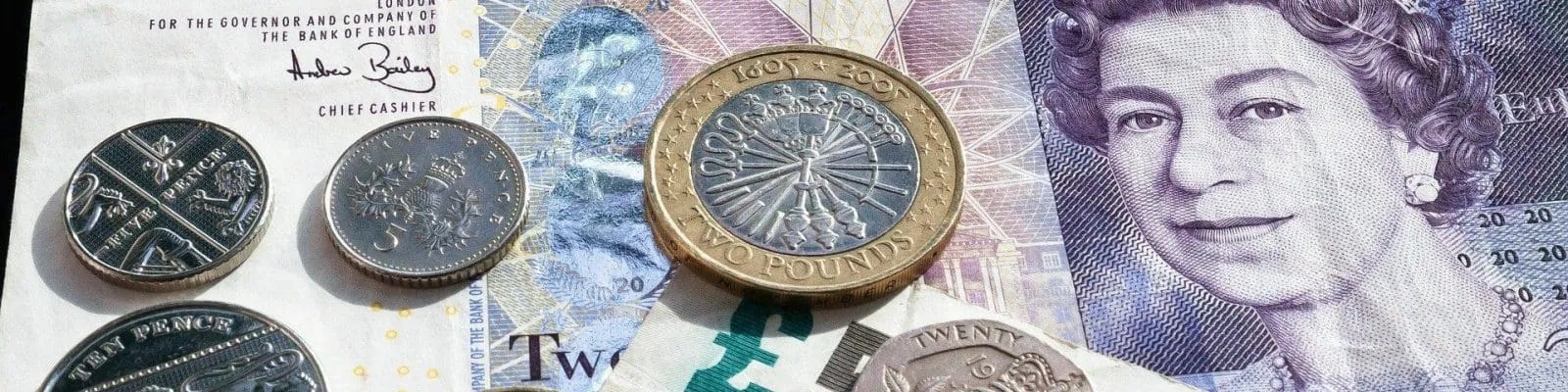 the British pound 10,20, and 5 notes and some coins
