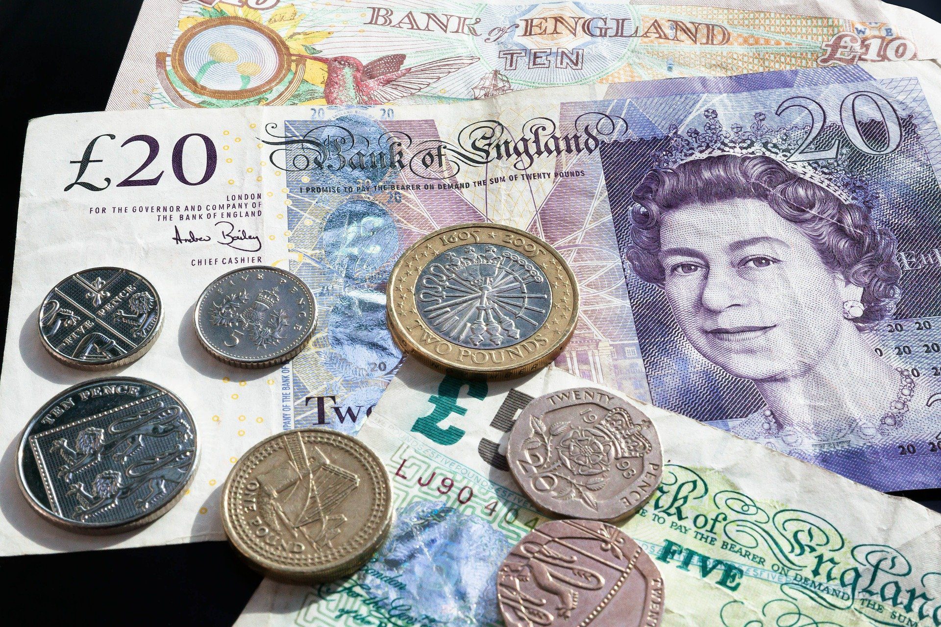 the British pound 10,20, and 5 notes and some coins