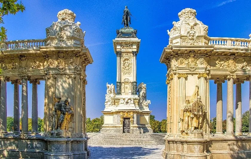 Concrete statues in Madrid